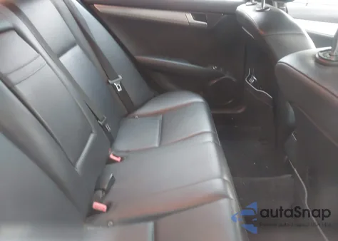 2013 Mercedes-Benz C 250 z USA, uszkodzony, nr VIN WDDGF4HBXDR263873